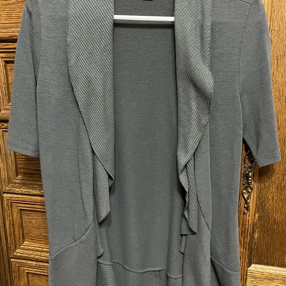 Decree gray short sleeve cardigan, size Large but fits like medium, smoke free - Picture 4 of 5